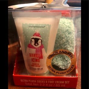 NIB ULTRA PLUSH SOCKS & FOOT CREAM